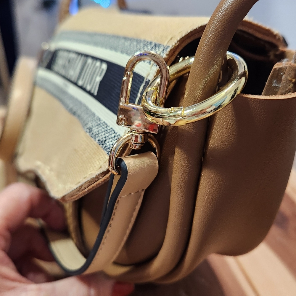 Saddleback Bag - Picture 8 of 15
